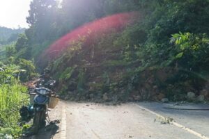 Jalan Bypass Banjarbaru-Batulicin longsor