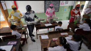 Sopir SPPG bagikan MBG memakai kostum power rangers