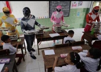 Sopir SPPG bagikan MBG memakai kostum power rangers