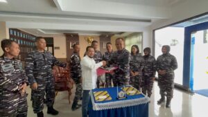 Serah terima surat dan kunci mobil dari H. Muhammad Zain