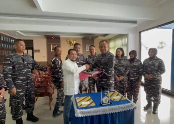 Serah terima surat dan kunci mobil dari H. Muhammad Zain