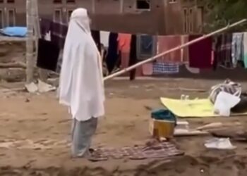 Korban bencana Sumatra sedang salat dengan perlengkapan seadany