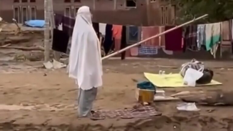 Korban Bencana Sumatra Tetap Jalankan Ibadah Salat di Tengah Keterbatasan!