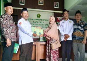 Penyerahan wakaf aset Hajjah Amronah Fadhil kepada Muhammadiyah