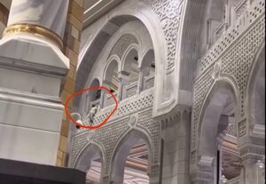 Seorang pria melompat dari lantai atas