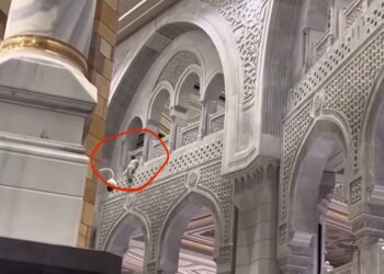 Seorang pria melompat dari lantai atas