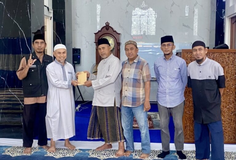 Masjid Al-Muttaqin Serahkan Donasi Infak Kepada Lazismu Kota Banjarmasin Untuk Korban Bencana Aceh-Sumatra