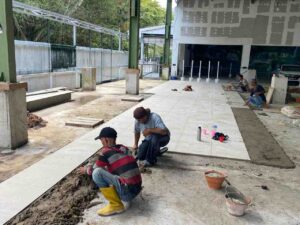 Pemasangan keramik masjid Al Jihad