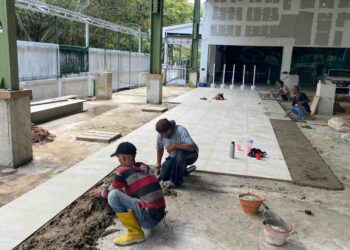 Pemasangan keramik masjid Al Jihad