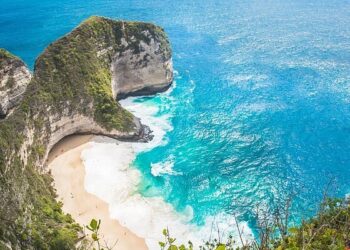 10 Pantai Terbaik Dunia 2025