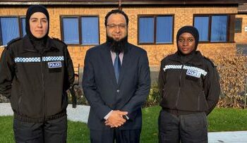 Petugas Kepolisian Leicestershire menggunakan Blue Light Hijab