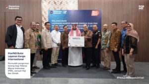 Penyerahan simbolis tanda dimulainya layanan kargo internasional