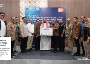 Penyerahan simbolis tanda dimulainya layanan kargo internasional