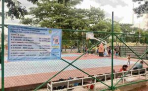 Spanduk tarif sewa lapangan basket di Siring Patung Bekantan