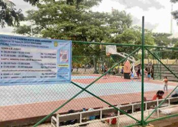 Spanduk tarif sewa lapangan basket di Siring Patung Bekantan