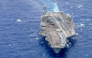 Lincoln melakukan manuver dalam patroli di Samudera Pasifik