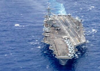 Lincoln melakukan manuver dalam patroli di Samudera Pasifik