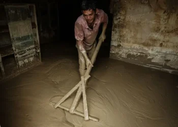 lumpur setelah banjir menerjang Aceh