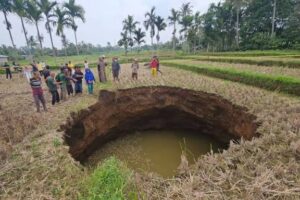 Penampakan kemunculan sinkhole di Sumatra Barat
