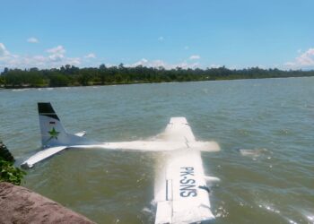 Pesawat Cessna 208 Caravan PK-SNS lakukan pendaratan darurat di Pantai Logpond Nabire