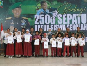 Korem 101/Antasari Bagikan 2.500 Pasang Sepatu Bagi Pelajar Banjarmasin