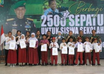 Korem 101/Antasari Bagikan 2.500 Pasang Sepatu Bagi Pelajar Banjarmasin