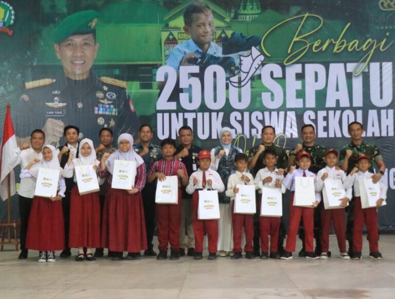 Aksi Nyata untuk Pendidikan, Korem 101/Antasari Bagikan 2.500 Pasang Sepatu Bagi Pelajar di Banjarmasin
