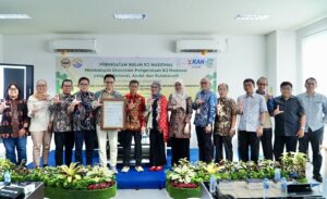 Penyerahan sertifikat ISO 45001:2018 oleh CBQA kepada UPA Laboratorium Terpadu ULM