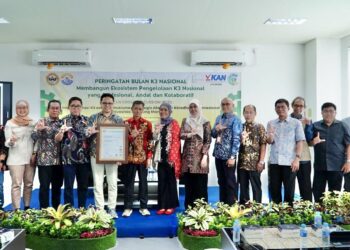 Penyerahan sertifikat ISO 45001:2018 oleh CBQA kepada UPA Laboratorium Terpadu ULM