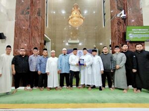 Penyerahan secara simbolis donasi untuk kegiatan buka puasa bersama dan pembangunan parkir lantai dua Masjid Al Jihad Banjarmasin