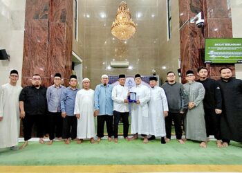Penyerahan secara simbolis donasi untuk kegiatan buka puasa bersama dan pembangunan parkir lantai dua Masjid Al Jihad Banjarmasin