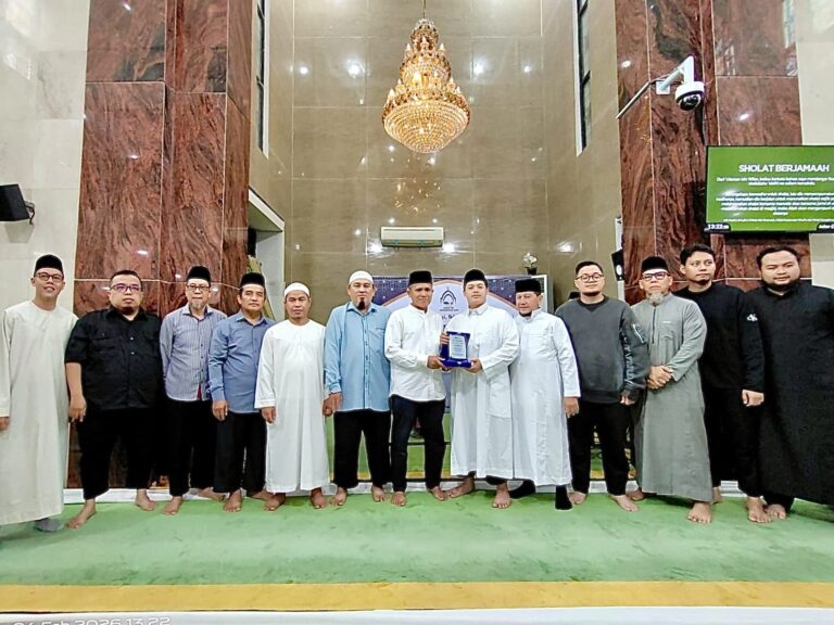 Yayasan Mahatir Mohammad Zain Salurkan Donasi Rp230 Juta untuk Buka Puasa Ramadan 1447 H dan Pembangunan Parkir Masjid Al Jihad Banjarmasin!