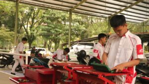 SMK Muhammadiyah 2 Banjarmasin Gelar Servis Motor Gratis