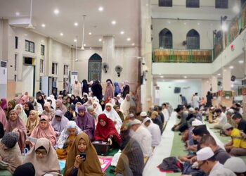 Suasana salat Tarawih perdana Ramadan 1447 H di Masjid Al Jihad Banjarmasin, Selasa [17/2]