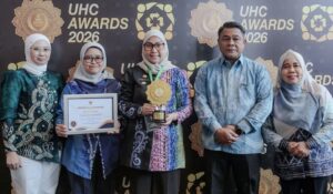 Wali Kota Banjarbaru Erna Lisa Halaby menerima penghargaan Universal Health Coverage [UHC]