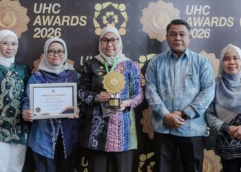 Wali Kota Banjarbaru Erna Lisa Halaby menerima penghargaan Universal Health Coverage [UHC]