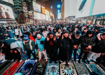 Lautan Jemaah Padati Times Square New York Saat Tarawih Ramadan