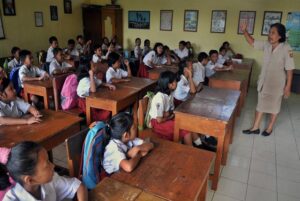 Guru melakukan aktivitas belajar mengajar saat hari pertama masuk sekolah di SDN Srondol Wetan 01 Semarang, Jateng, Senin (15/7)