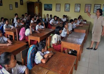 Guru melakukan aktivitas belajar mengajar saat hari pertama masuk sekolah di SDN Srondol Wetan 01 Semarang, Jateng, Senin (15/7)