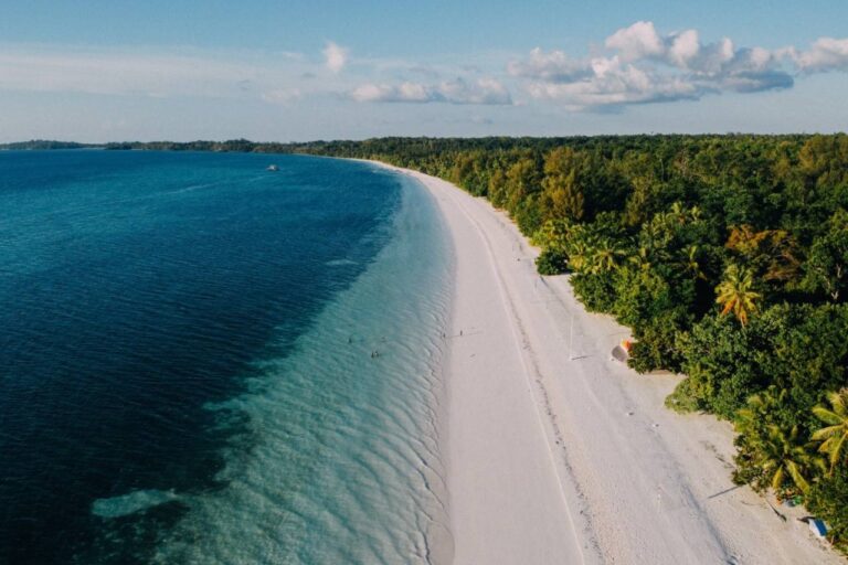 Indonesia Punya Pantai dengan Pasir Putih Terhalus di Dunia. Dimana Tempatnya?