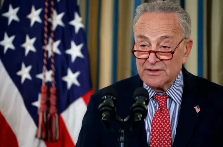 Harga Bensin AS Melonjak, Schumer Salahkan Trump