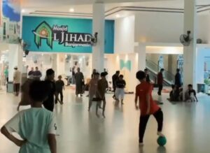 Bermain bola di masjid Al Jihad