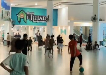 Bermain bola di masjid Al Jihad