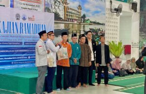 Penyerahan simbolis paket sembako untuk guru sekolah Muhammadiyah se-Kota Banjarmasin