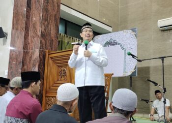 Suasana ba’da Tarawih di Masjid Al Jihad Banjarmasin bersama Ustaz Prof. Dr. Muhammad Syafii Antonio, M.Ec
