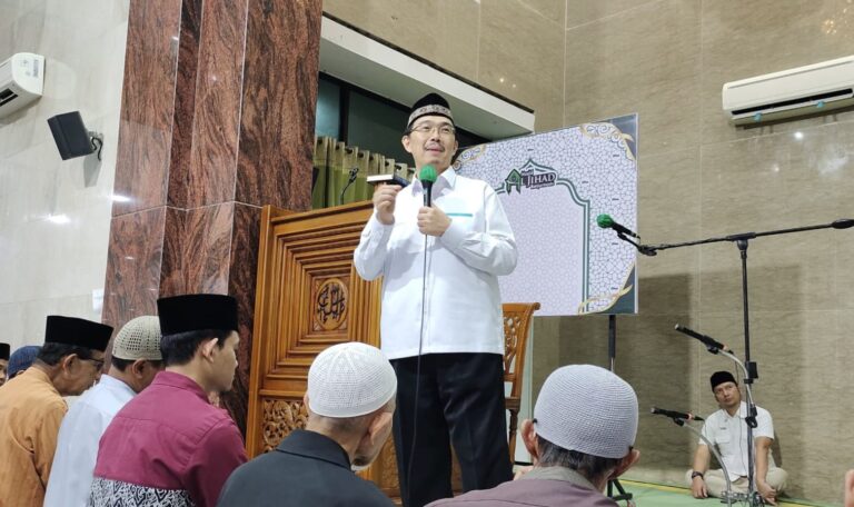 Kajian Ba’da Tarawih di Masjid Al Jihad Banjarmasin, Ustaz Syafii Antonio Ajak Selamatkan Indonesia dengan Al-Qur’an
