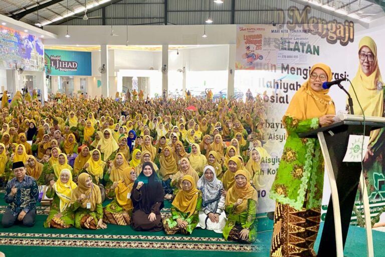 Ketua Umum PP ‘Aisyiyah Salmah Orbayinah Isi Kajian Gerakan Perempuan Mengaji di Masjid Al Jihad Banjarmasin, Diikuti 1.500 Peserta se-Kalsel!