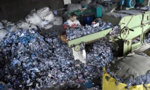 Ilustrasi daur ulang kain-kain perca limbah industri garmen [pakaian]