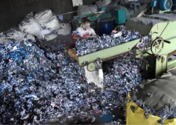 Ilustrasi daur ulang kain-kain perca limbah industri garmen [pakaian]