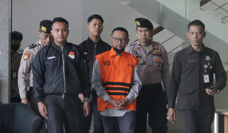 Kasus Korupsi Kuota Haji: Gus Alex Resmi Jadi Tersangka KPK!